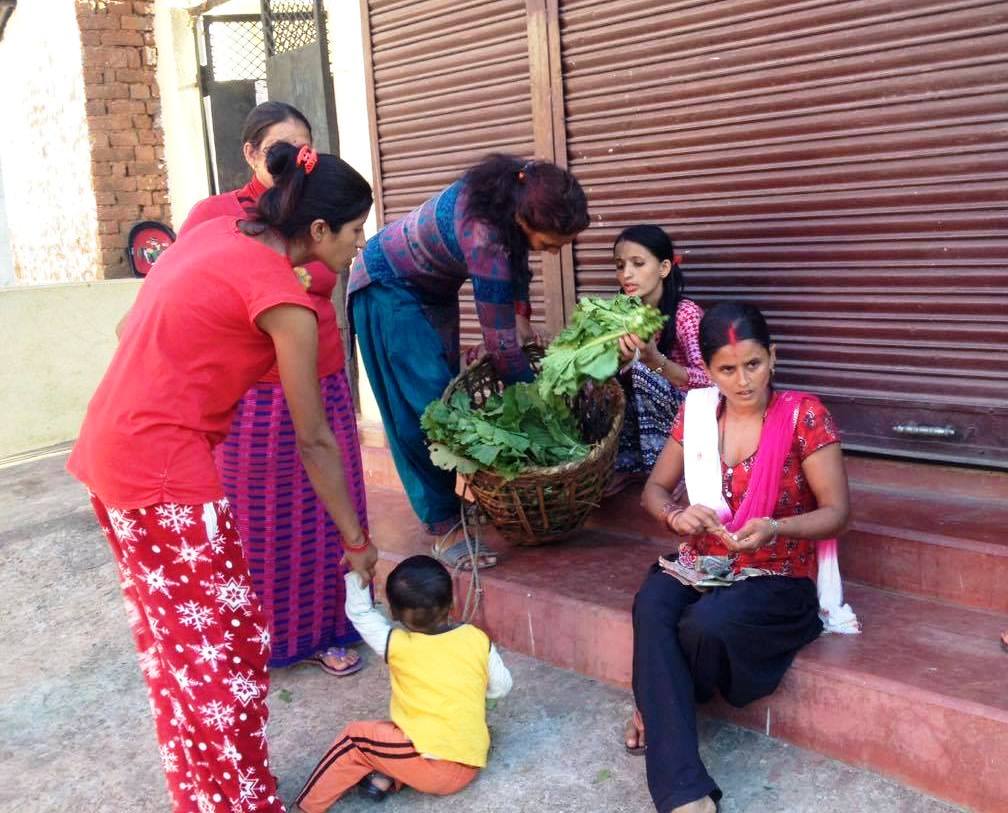 तरकारी वेचेर आत्मानिर्भर